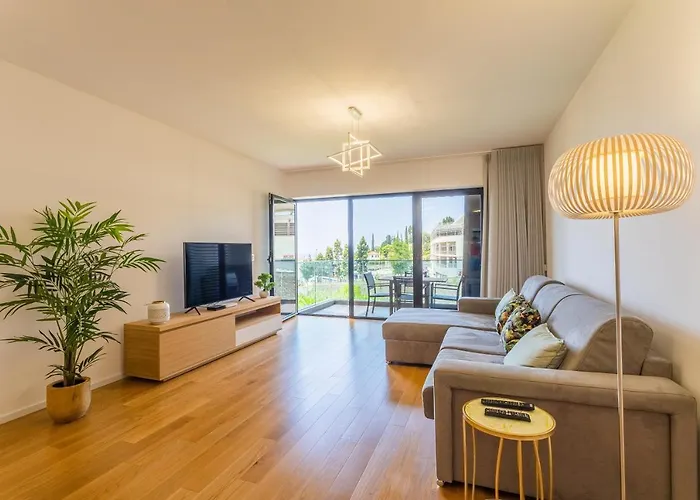 Flh Balcony Flat With Pool פונשל