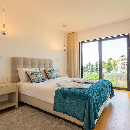 Flh Balcony Flat With Pool Apartman *