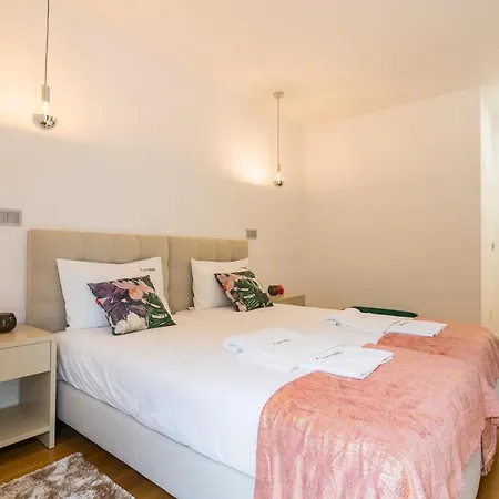 Flh Balcony Flat With Pool Apartman *