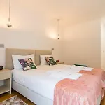 Flh Balcony Flat With Pool Appartamento *